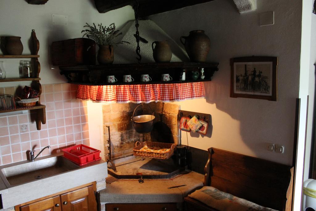 Apartments Mestri Grožnjan Стая снимка