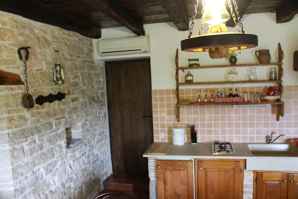 Apartments Mestri Grožnjan Стая снимка
